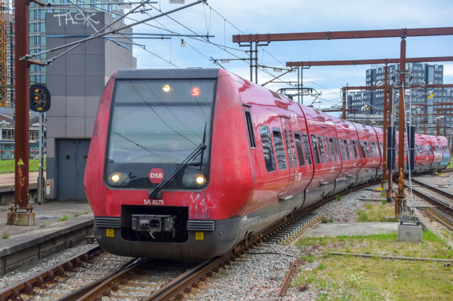 Dois trens colidem ao norte de Copenhague, deixando 5 feridos graves
