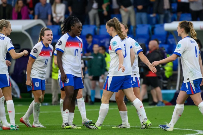 Vitória da Inglaterra no amistoso sobre a Austrália ofuscada pela lesão da heroína europeia Michelle Agyemang