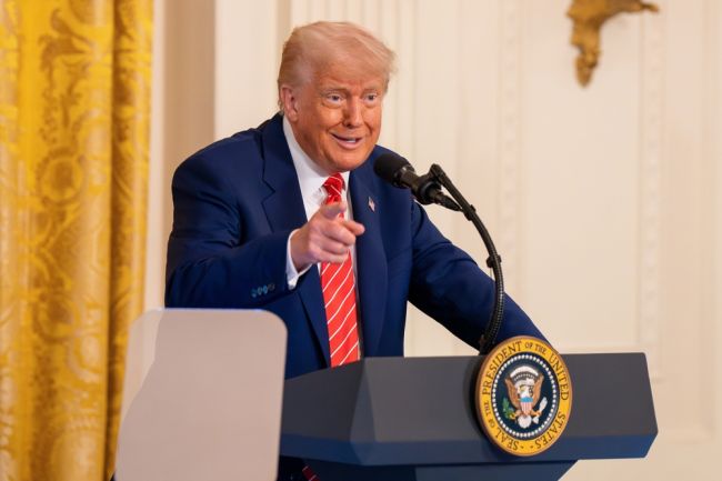 A turnê de Trump no Golfo se aproxima do fim enquanto os Emirados Árabes Unidos pressionam pelo status de potência da IA
