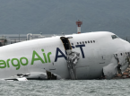 Avi&atilde;o de carga derrapa da pista de Hong Kong para o mar