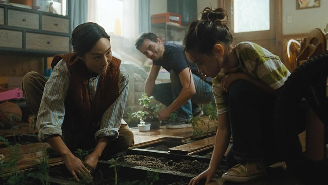 Greta Lee e Wagner Moura estão presos em sua casa em O Último House de Netflix 
