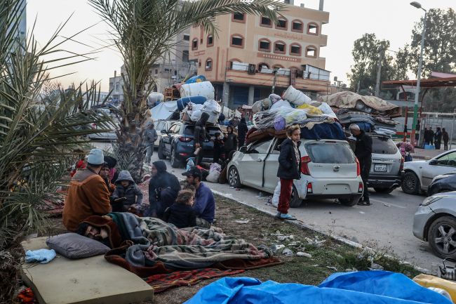 Tropas israelenses iniciam retirada do principal corredor de Gaza como parte do acordo de cessar-fogo
