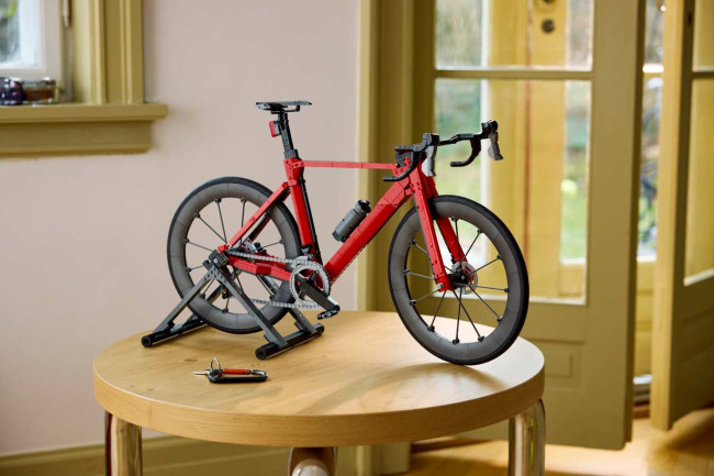 Lego anuncia modelo de bicicleta de estrada com direção e capacidade de rolar em funcionamento