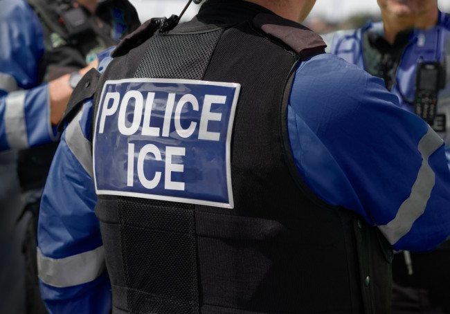 Administração Trump amplia poderes do ICE para deter refugiados