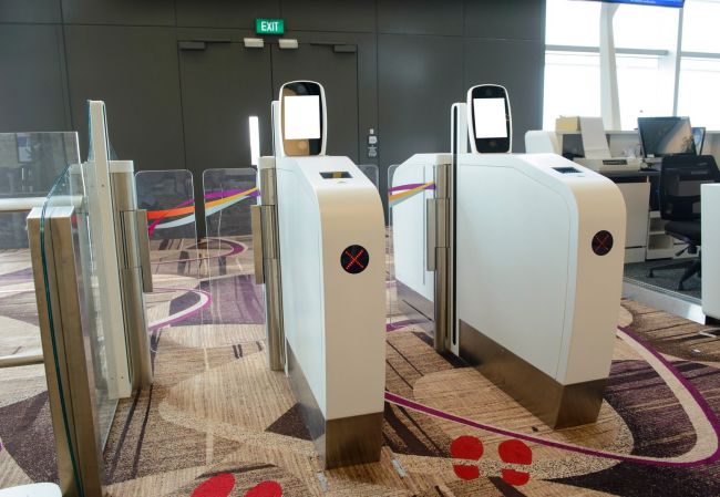 Estados Unidos começam a instalar portões eletrônicos no aeroporto pensando na Copa do Mundo de 2026