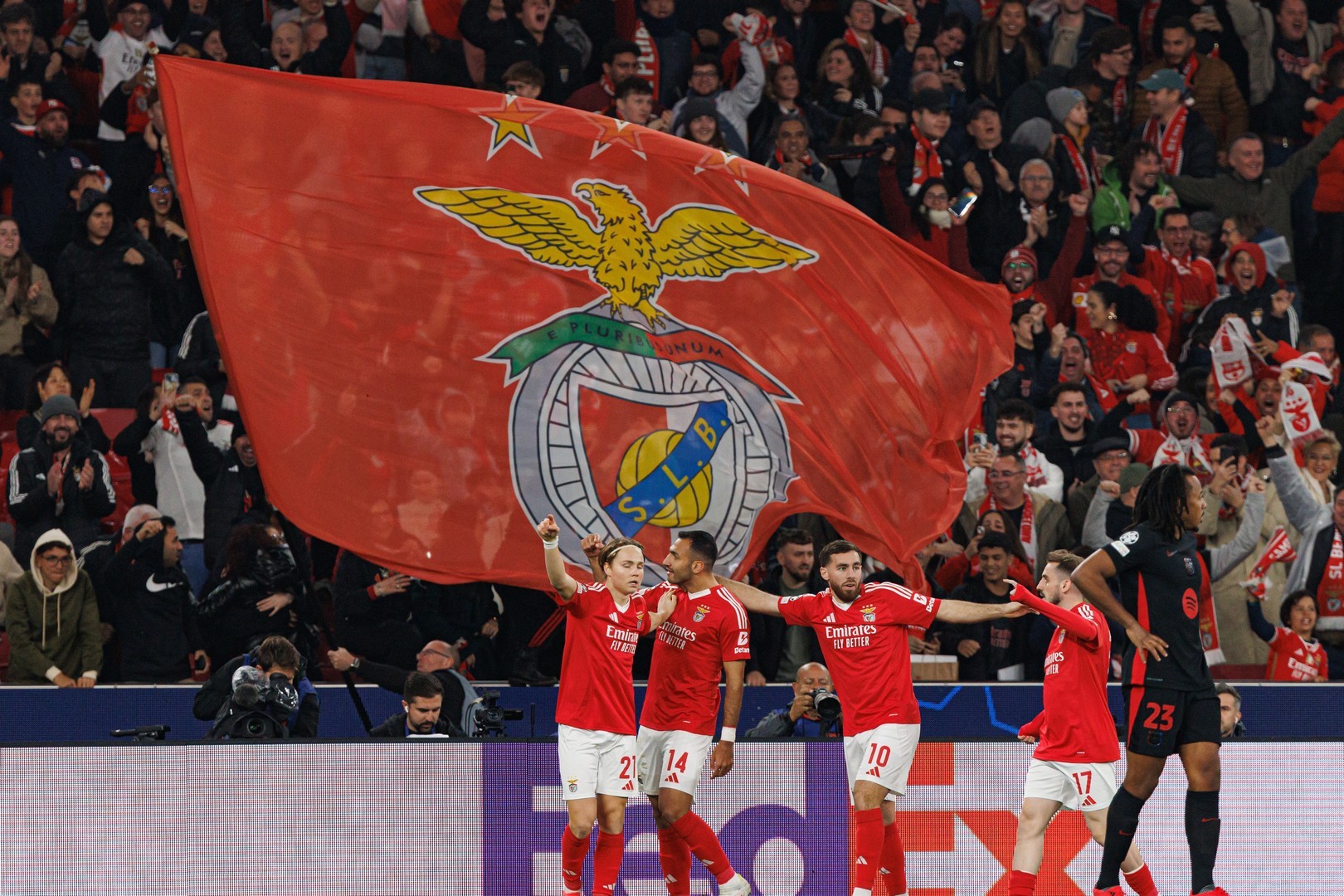 Benfica luta pela sobrevivência na Liga dos Campeões esta noite... contra o Fenerbahçe de Mourinho