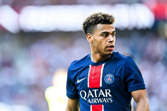 PSG mantém liderança na Ligue 1, mas perde Désiré Doué, de maca