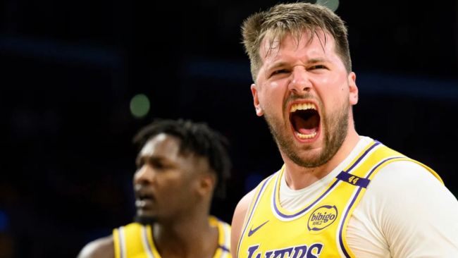 Luka Doncic lidera os Lakers a vitória após vitória, fazendo história no processo