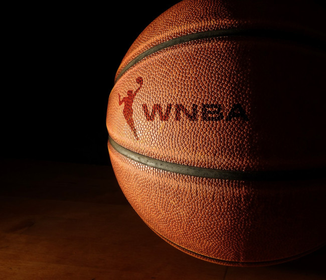 A maior reboteadora da história da WNBA e segunda maior pontuadora da WNBA, Tina Charles, se aposenta aos 37 anos
