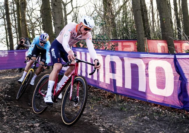 Mathieu van der Poel envergonha todos os seus colegas de ciclocross no Campeonato Mundial de ciclocross