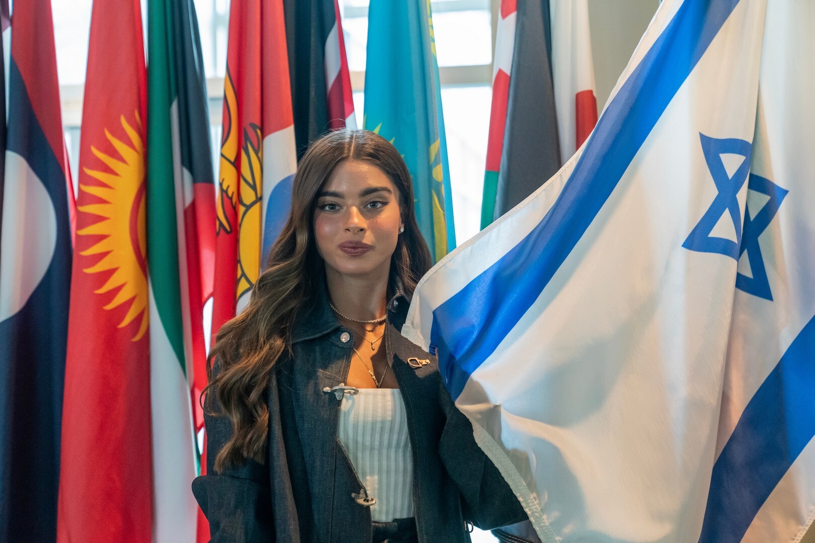 A cantora israelense Noa Kirel zomba da seleção espanhola na recém-lançada música "Think you're Messi"