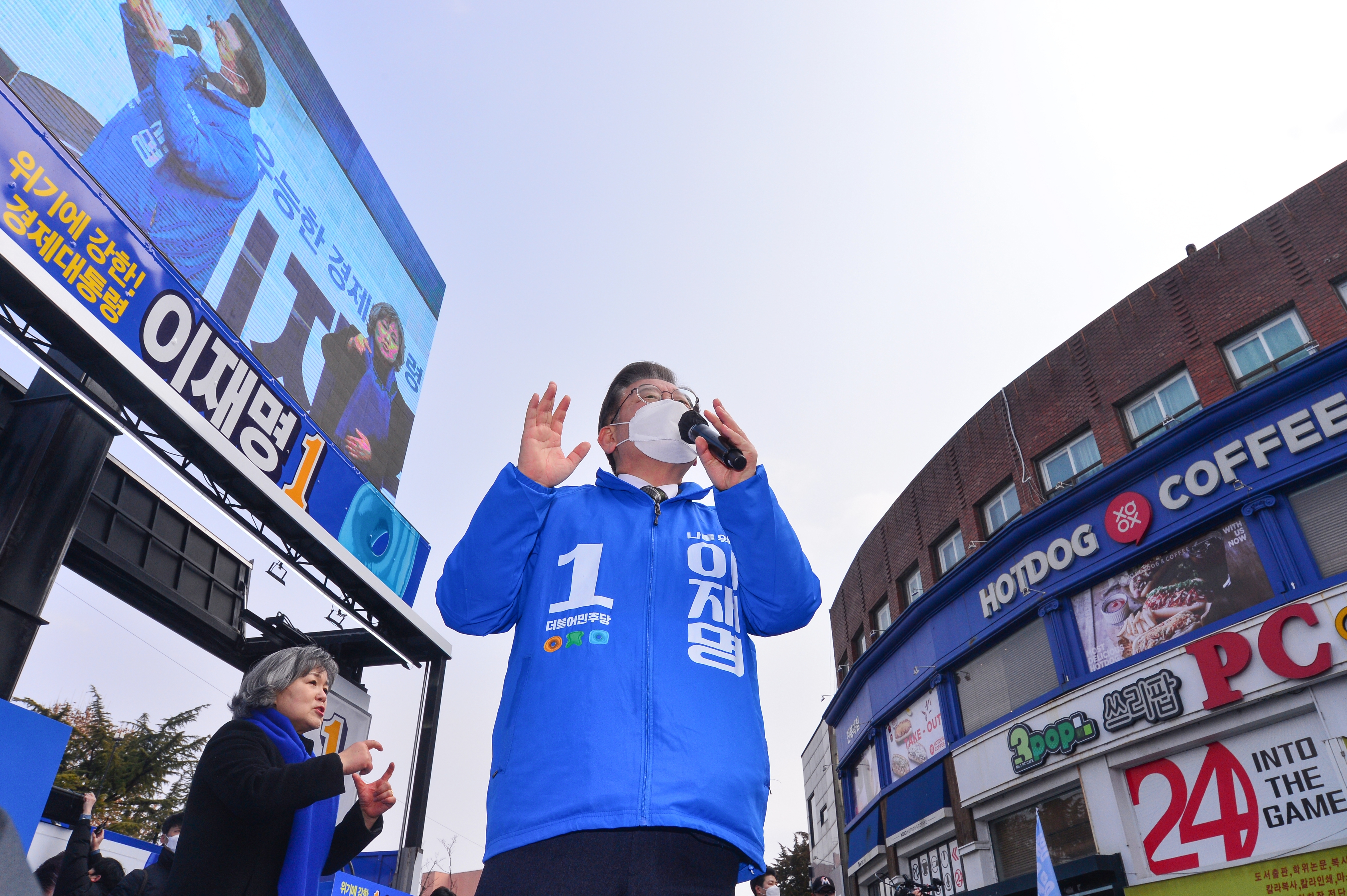 Lee Jae-myung lança candidatura presidencial como favorito
