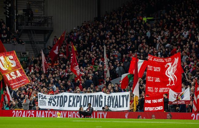 Torcedores do Liverpool e do Manchester United unem forças contra um mal maior: #StopExploitingLoyalty
