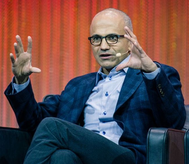 Microsoft diz que mais jogos estão chegando para PlayStation, ao mesmo tempo em que promete mais conteúdo exclusivo