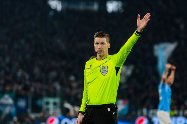 A revolucionária 'Lei Wenger' pode ser aprovada em breve e mudaria o significado de impedimento no futebol