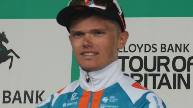 O ciclista escocês Oscar Onley, quarto no Tour de France 2025, desiste com "lesão significativa no ombro"
