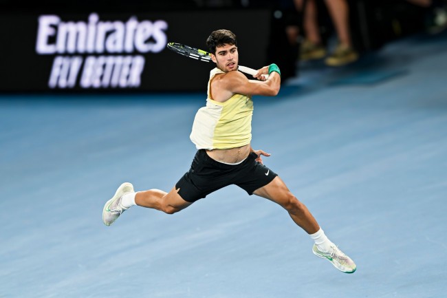 Carlos Alcaraz está a apenas 50 pontos de garantir o título do tênis e pode se classificar para as semifinais esta noite