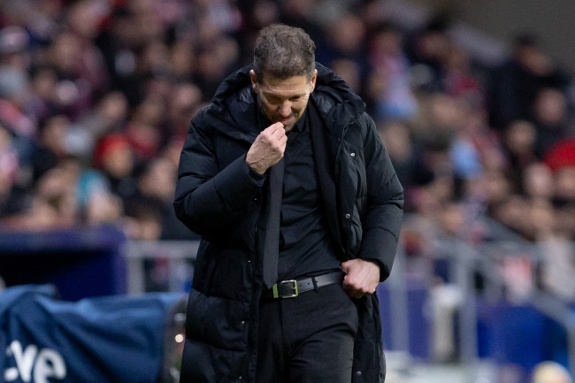 Torcedores do Atlético de Madrid reclamam de três possíveis pênaltis não marcados na derrota contra o Arsenal