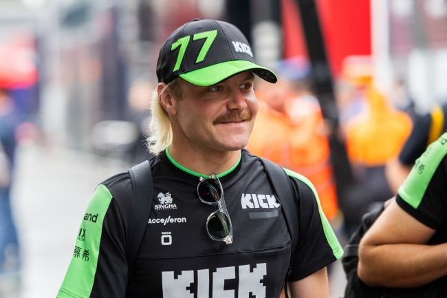 Após ser demitido da Sauber, Valtteri Bottas retorna à Mercedes, mas apenas como piloto reserva