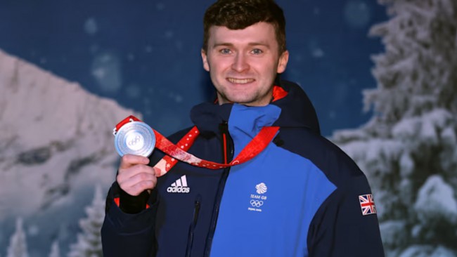 O jogador britânico de curling nas Olimpíadas de Inverno quer provar que o esporte é um espaço seguro para pessoas LGBTQ+