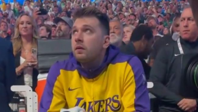 Luka Dončić chora em seu retorno a Dallas, mas depois marca um recorde na temporada contra o ex-clube