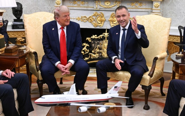 Trump sinaliza compromisso militar mais forte dos Estados Unidos com a Polônia