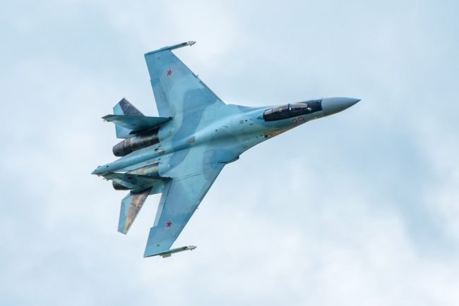 Forças ucranianas derrubam caça russo Su-35