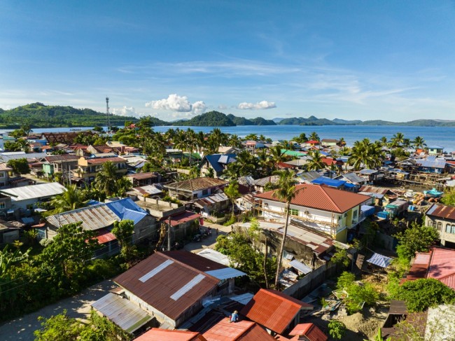 Terremoto de magnitude 7,4 desencadeia alertas de tsunami no sul das Filipinas