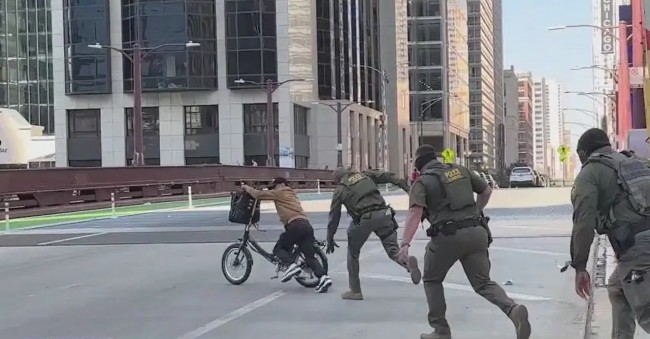 Vídeo captura momento em que a Patrulha de Fronteira persegue ciclista em Chicago depois que ele gritou "ei, eu não sou cidadão americano"