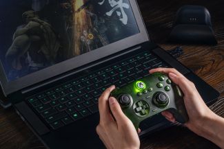 8BitDo anuncia um controle retrô Xbox verde transparente