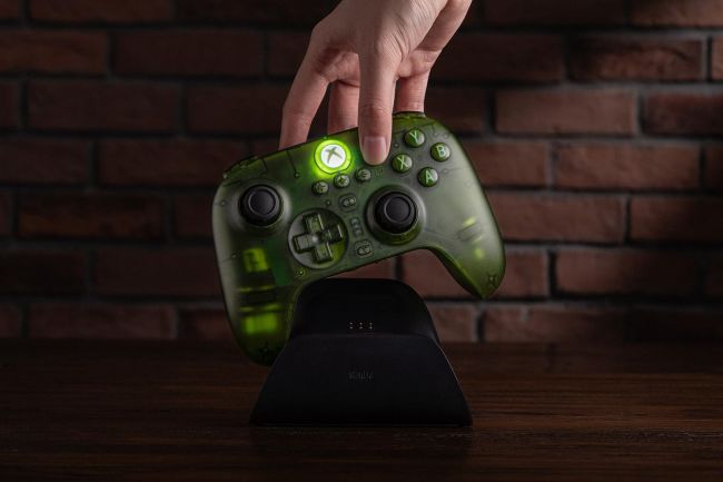 8BitDo anuncia um controle retrô Xbox verde transparente
