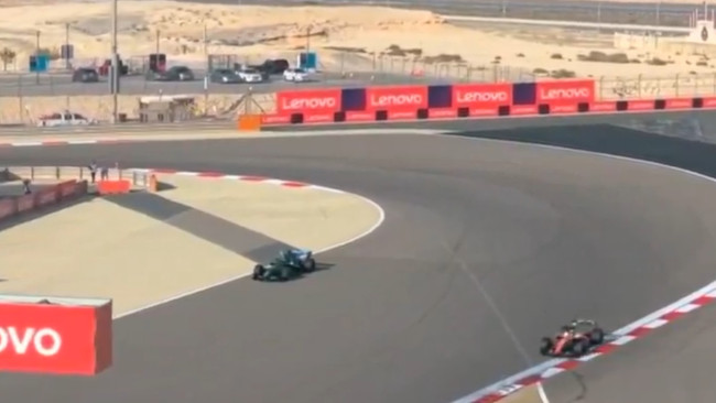 Fernando Alonso ficou preso no meio da estrada após carro da Aston Martin parar de trabalhar no Bahrein