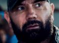Dave Bautista e roteirista principal de Stray revelam Cat Assassin 