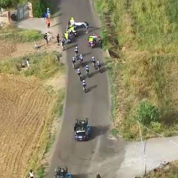 Manifestantes pró-Palestina interrompem a equipe Israel-Premier Tech durante La Vuelta a España