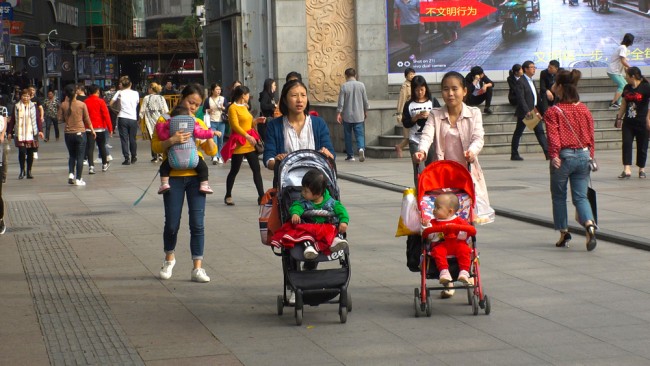 A população da China diminui novamente à medida que a taxa de natalidade atinge o mínimo histórico