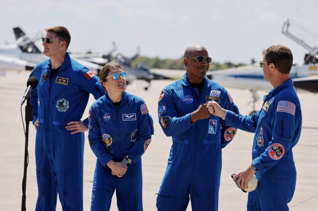 Astronautas da NASA iniciam os preparativos finais para a primeira jornada tripulada rumo à Lua em mais de 50 anos