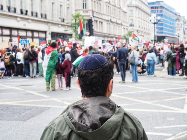 Os EUA consideram oferecer asilo a judeus britânicos