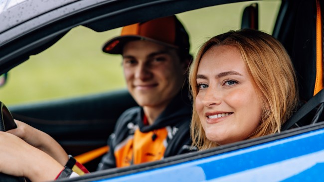 A Fórmula 1 tem como alvo a demografia jovem com uma série em que um YouTuber popular aprende a dirigir