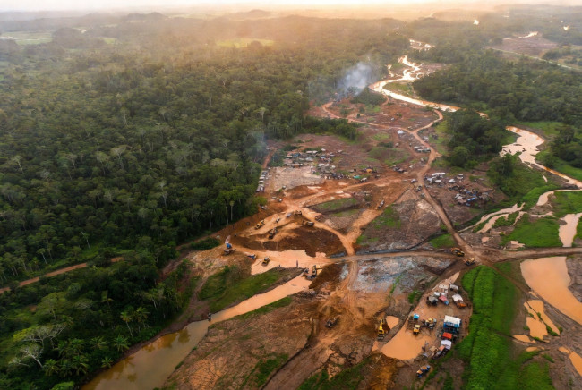 Mineradores ilegais estão devastando a Amazônia em ritmo recorde enquanto o preço do ouro dispara