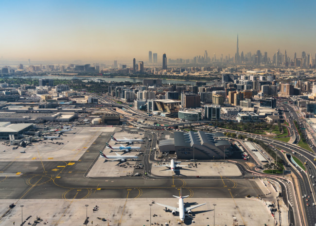 Novos incidentes com drones próximos ao aeroporto de Dubai aprofundam a interrupção na aviação