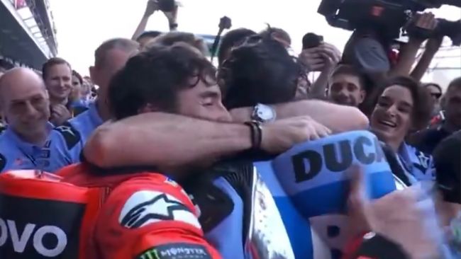 Pela primeira vez, dois irmãos sobem ao pódio numa competição de motociclismo