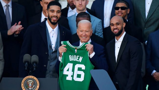 Joe Biden dá as boas-vindas aos campeões da NBA de 2024 na Casa Branca