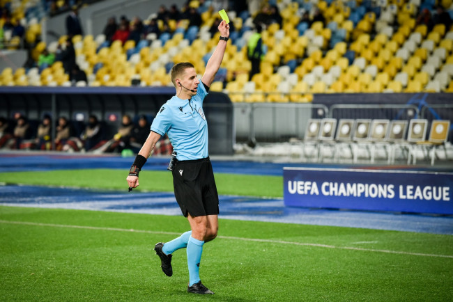Michael Olise corre o risco de receber uma sanção da UEFA por receber intencionalmente um cartão amarelo