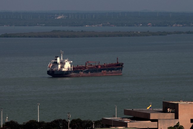 Petróleo despenca após Trump reivindicar o controle do petróleo venezuelano