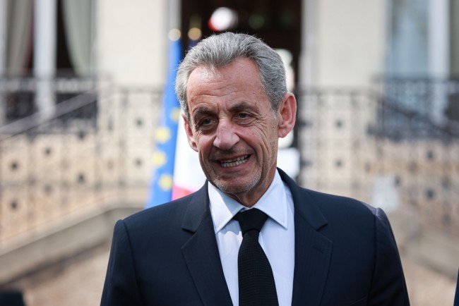 Sarkozy, ex-presidente francês, começa a cumprir pena de cinco anos de prisão