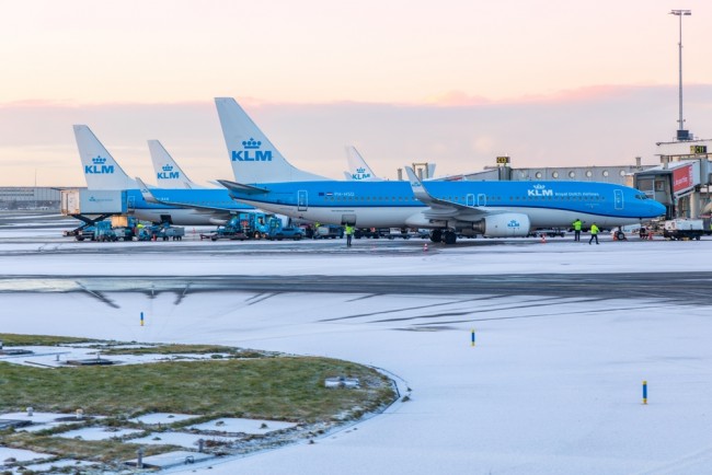 Neve e vento paralisam Schiphol, em Amsterdã