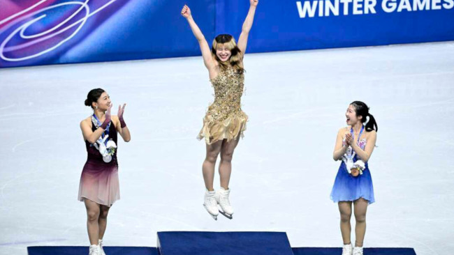 Alysa Liu conquista a medalha de ouro pelos EUA quatro anos após se aposentar precocemente da patinação artística