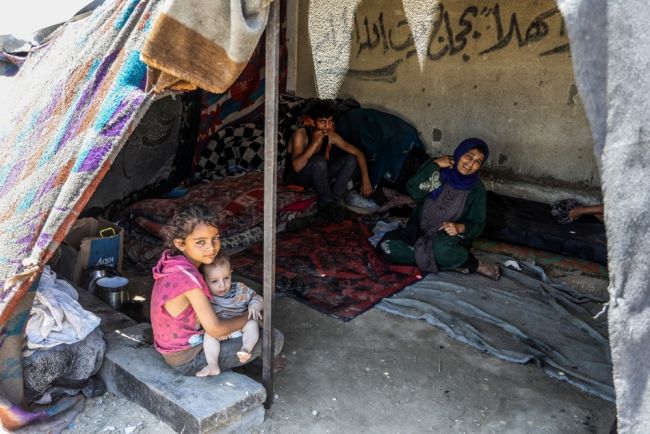 Ataque aéreo israelense mata 10 em abrigo em Gaza, Israel defende ataque como alvo de militantes