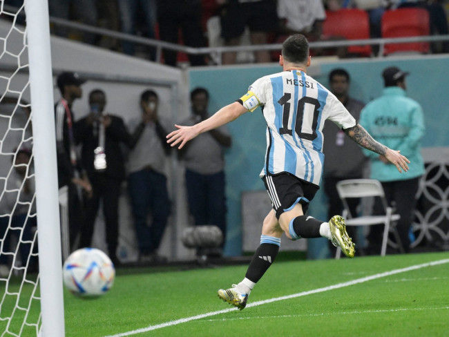 Leo Messi marca hat-trick e quebra recorde da Copa do Mundo com controvérsia no cartão vermelho