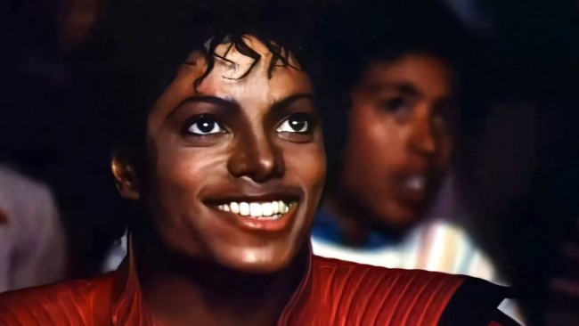 Michael Jackson retorna ao Top 10 das paradas musicais com enorme onda de Halloween Thriller